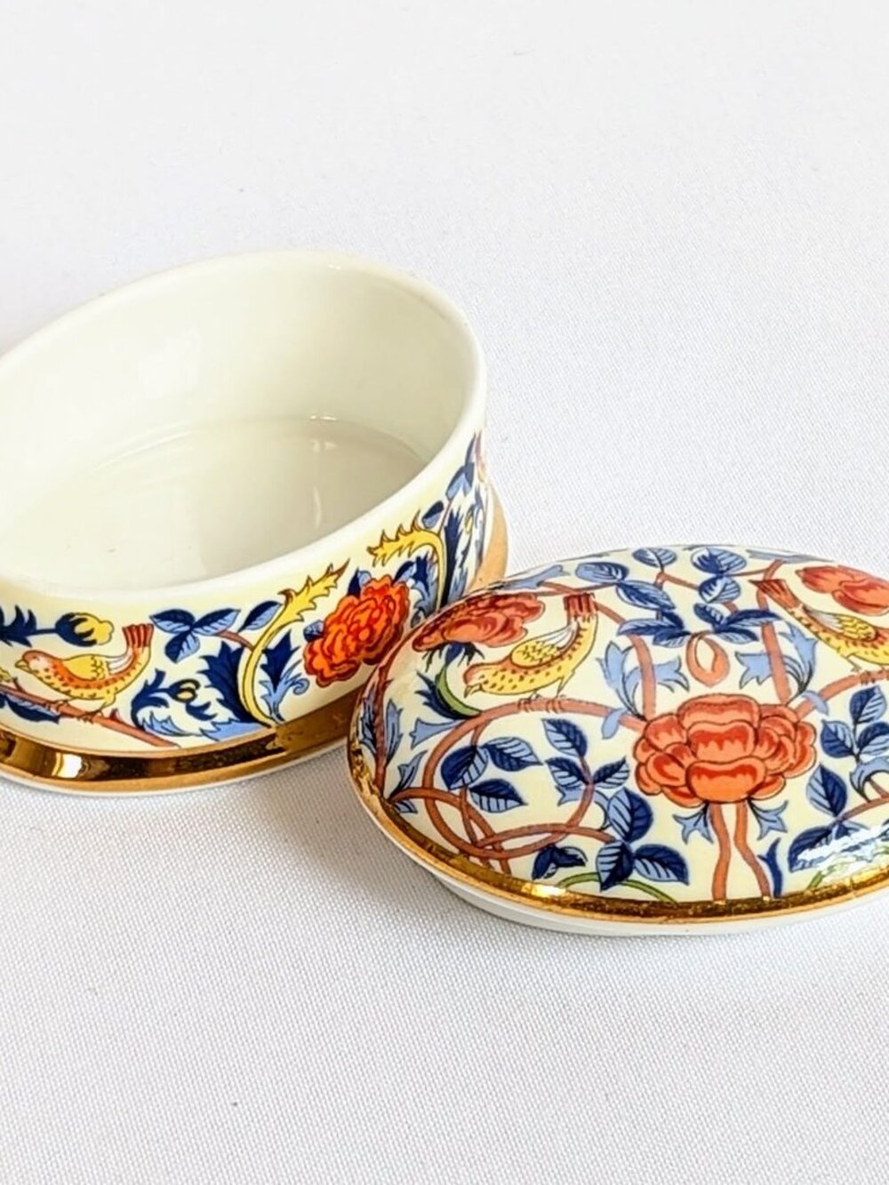William Morris Rose Chintz Trinket Box: Vintage Fine Bone China Pill Collectible - Picture 2 of 8